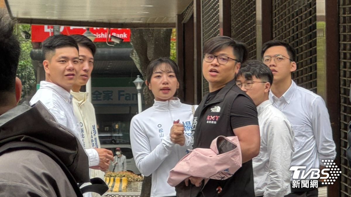 楊智伃與李明璇幕僚在旁溝通。(圖/陳怡潔攝)
