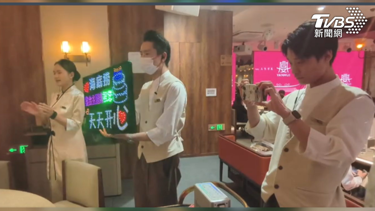 海底撈2025年淨利潤跌14%，員工減少逾萬人。(圖／TVBS)