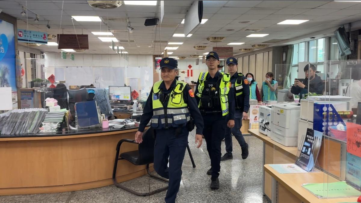 花蓮警方加強花蓮市公所周邊維安,避免意外發生。(圖/TVBS)