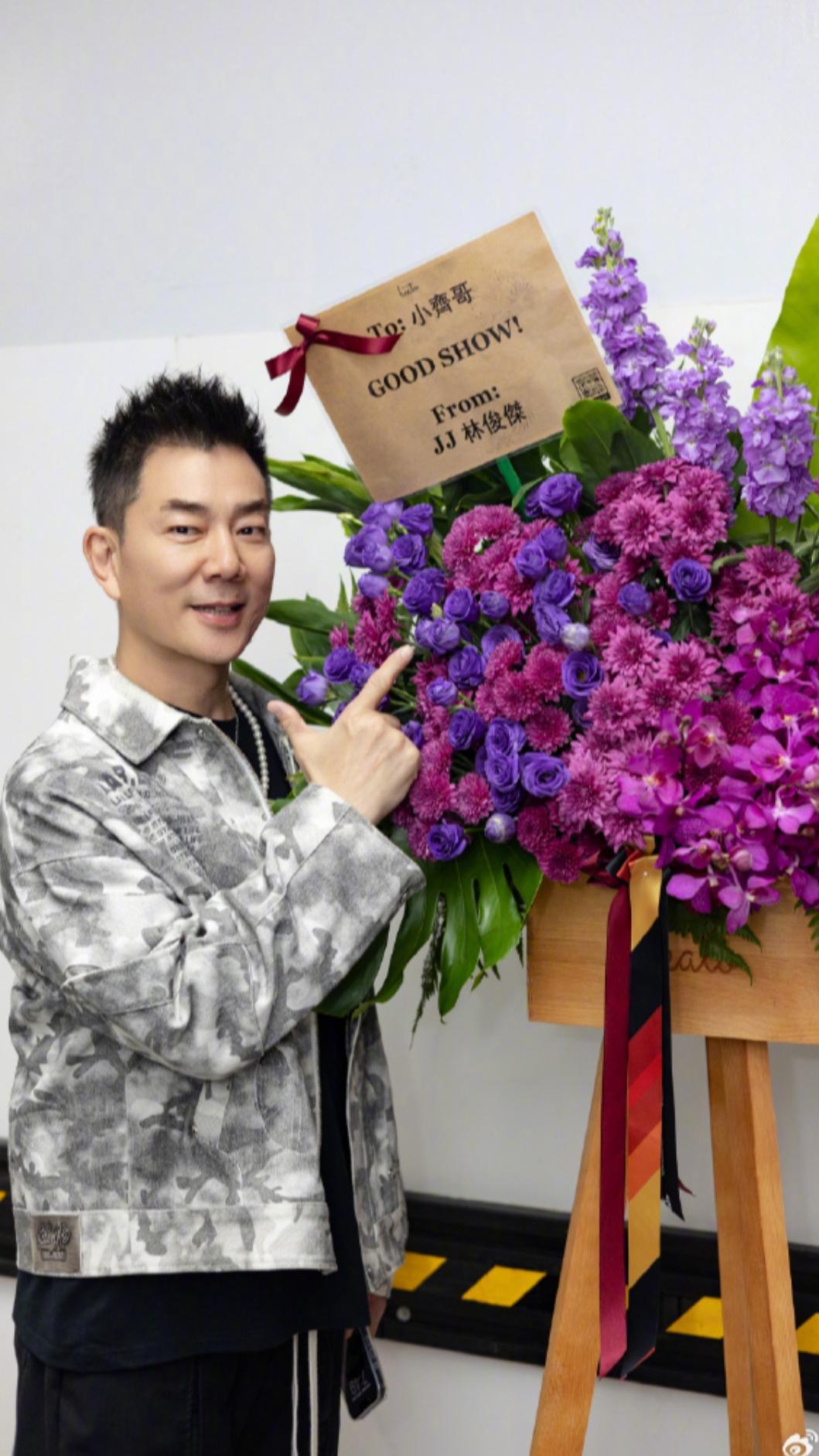 任賢齊收到林俊傑送的祝賀花籃。(圖/翻攝自任賢齊微博)