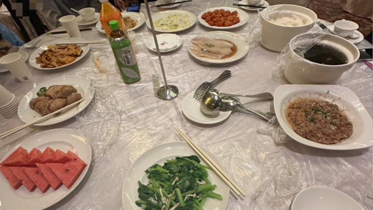 新竹某間高中畢旅三天兩夜,飯店菜色引發爭議。(圖/翻攝自新竹爆料公社臉書社團)