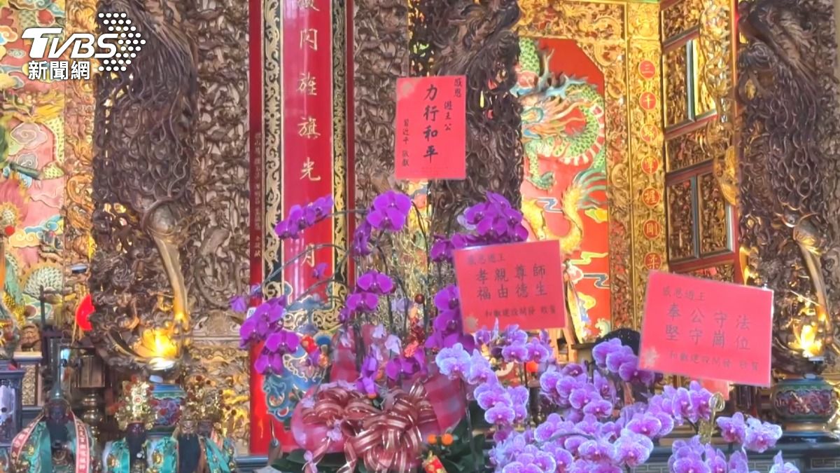 竹山克明宮驚現「川習賀卡」！信徒連2年送，主委笑：明年還要來。(圖／TVBS)