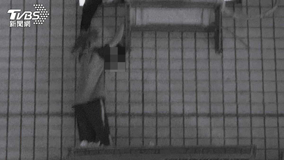 母親伸手拉男童。(圖/TVBS)