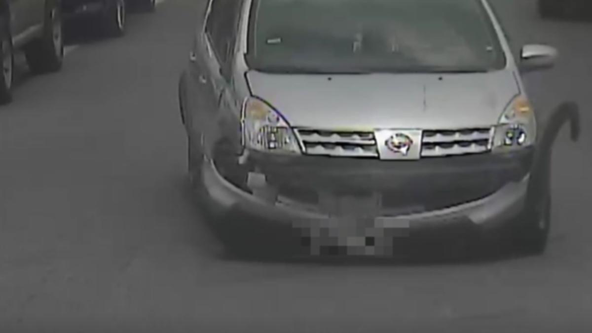 男子車頭保險桿明顯剝落,沿途還不斷掉落車殼零件。(圖/TVBS)