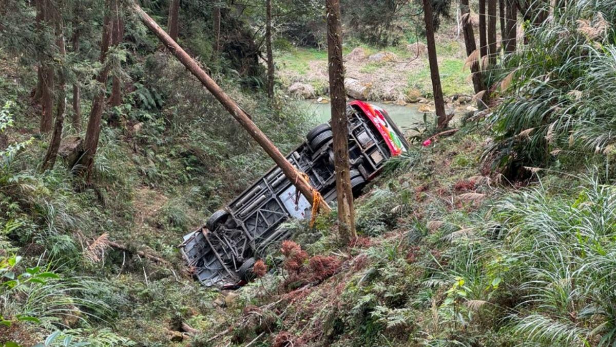 杉林溪遊覽車墜谷1死7傷案 運安會列「重大事故」立案調查