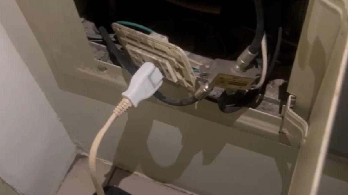 租客偷偷將公共空間的電接到房間使用,被房東發現後竟拔腿逃跑。(圖/TVBS)