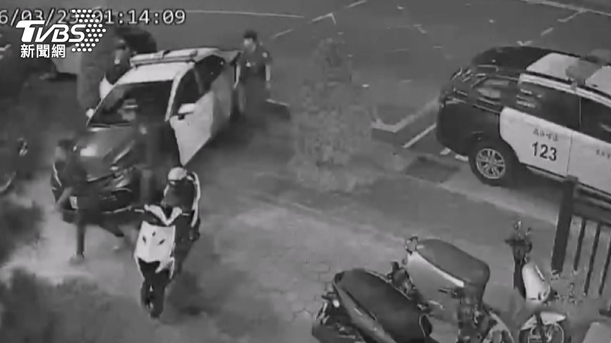 3男國小旁互毆,警亮電擊槍秒乖乖就範。(圖/TVBS)