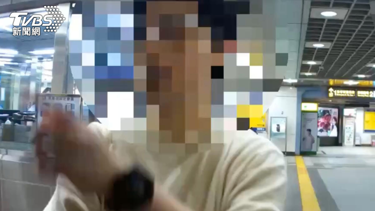 男子疑似故意碰撞路人遭報警。(圖/TVBS)