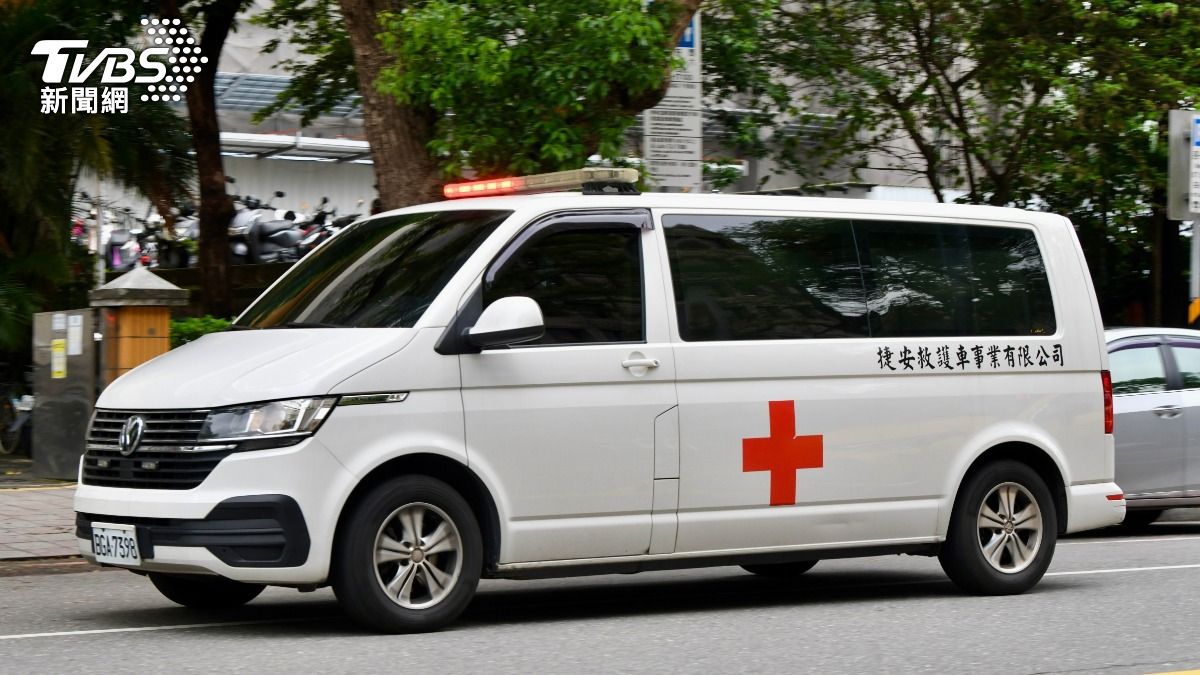 新北市某國中稍早傳出有學生坐在高樓女兒牆，所幸警消與校方人員合作將人拉回。（示意圖／TVBS資料照）