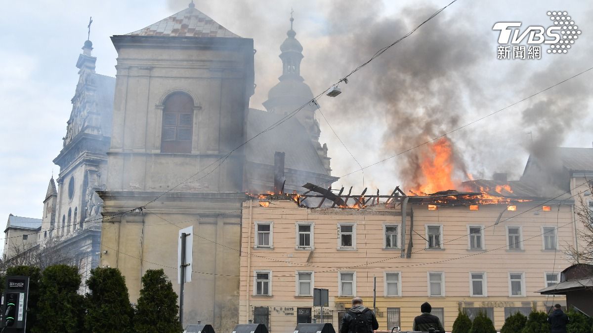 烏克蘭西部大城利維夫(Lviv)損失慘重,攻擊導致至少7死73傷,其中傷亡多為平民,甚至有兒童在內。(圖/達志影像美聯社)
