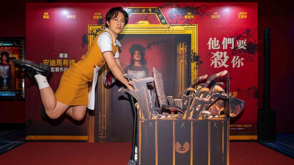 網紅HowHow形容電影《他們要殺你》是近年很有創意的砍殺片。(圖/華納兄弟影業提供)