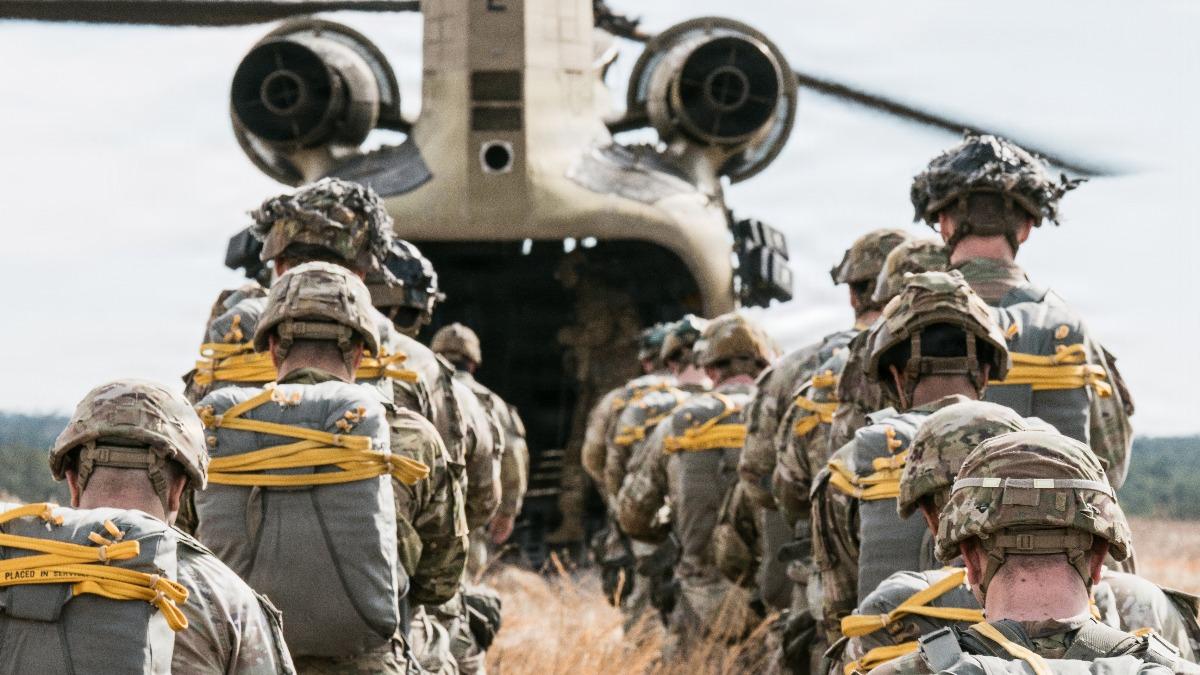 美軍精銳82空降師增援中東，可在18小時內出動，執行空降奪島任務。（圖／翻攝美軍DIVIDS）