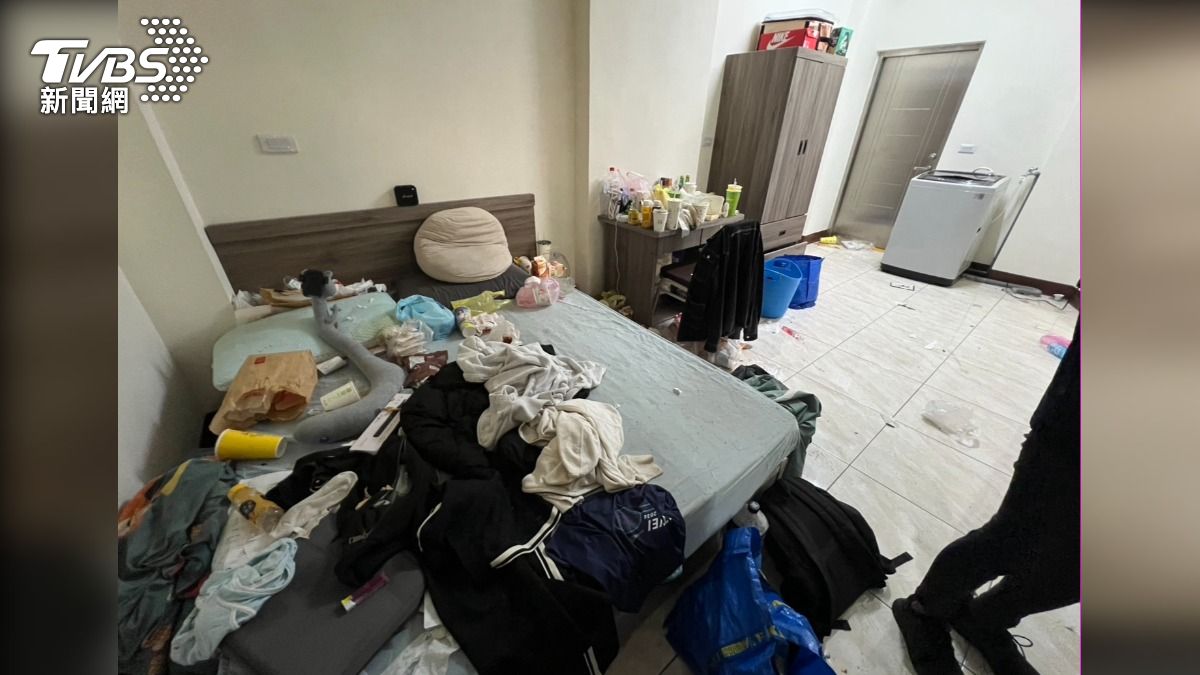 屋內凌亂不堪，飼料、垃圾通通混在一起，髒亂的環境，貓咪被飼主惡意棄養（圖／TVBS）