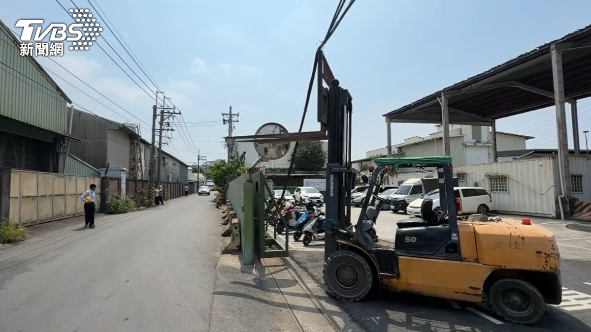 電線桿歪斜,電纜垂吊,還得派出堆高機將線路撐起,避免再發生交通意外(圖/TVBS)
