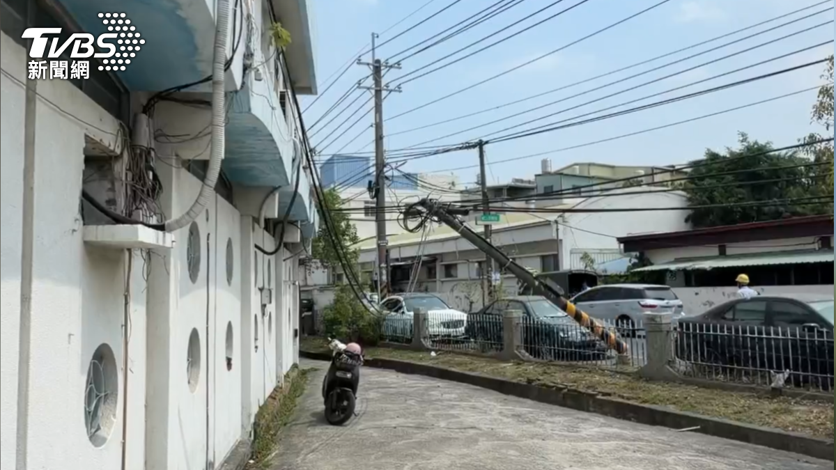 大約兩百公尺長的道路,竟然高達8根電桿傾斜或斷裂,這維修價格可能也要近百萬元(圖/TVBS)