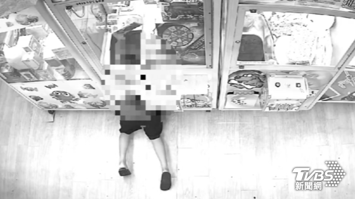 少年鑽娃娃機台偷戰鬥陀螺。（圖／TVBS）