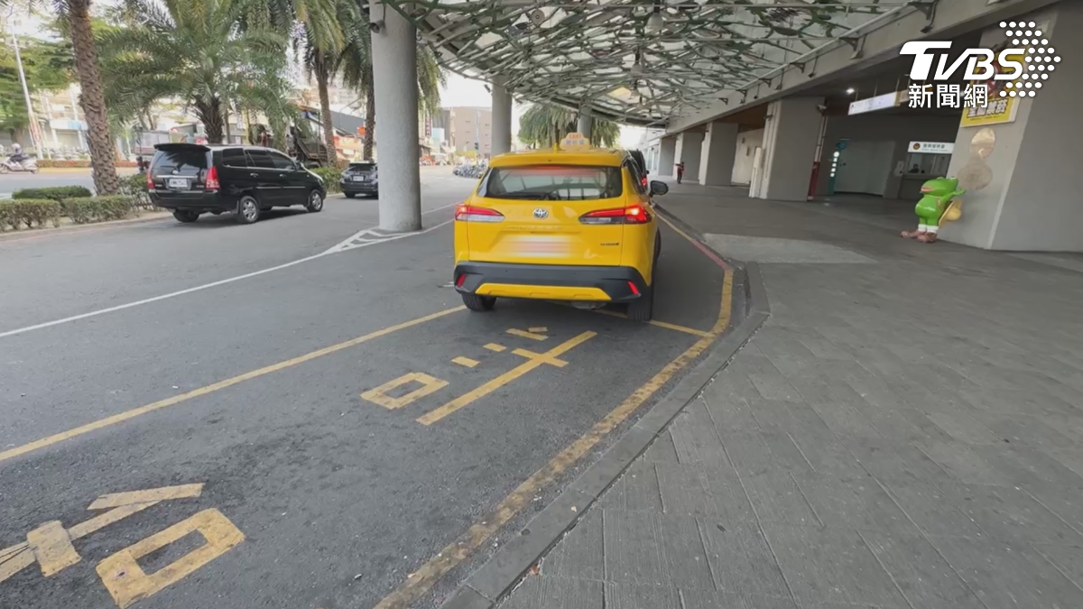 徐漢當天十一點多抵達屏東的潮州火車站，但由於他當時全身包緊緊，連載到他的司機，也不知道他是通緝犯（圖／TVBS）