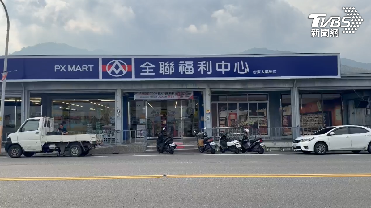 徐漢跟同夥到山下的連鎖超市購物，意外被埋伏員警發現，確認他還躲在附近山區（圖／TVBS）