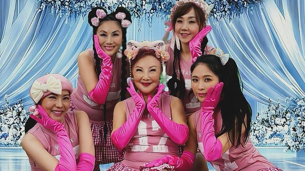楊燕(中)心疼張淳淳(後排左),鼓勵她多做公益。(圖/楊燕提供)