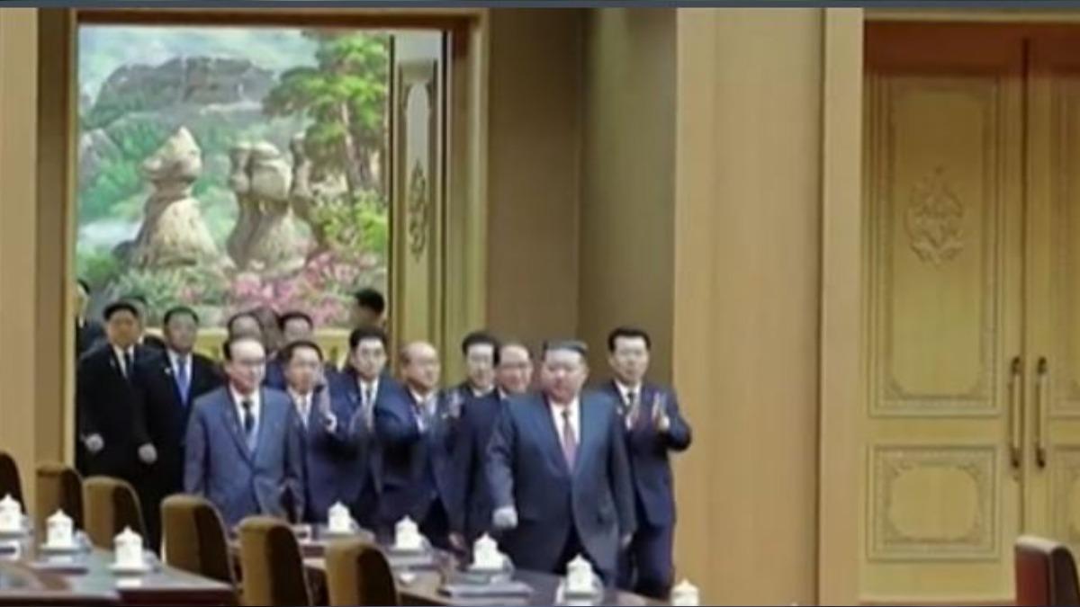 金正恩高票連任總書記，嗆美擁核絕不退讓。（圖／CNN）