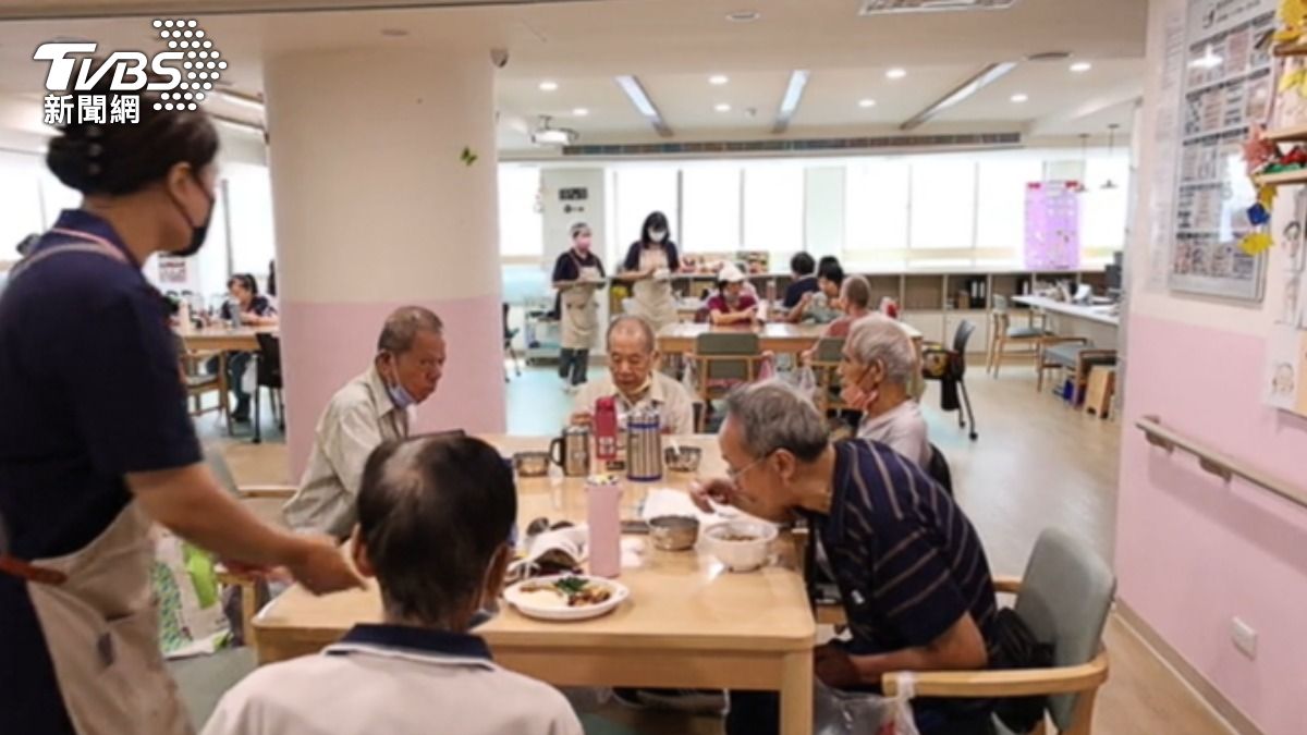 專家認為,退休後體驗人生、豐富生活的社交圈的錢不能省。(圖/TVBS)