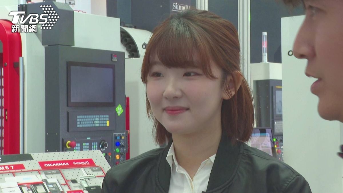 YouTuber「超認真少年」團隊成員Lucy，以CNC廠二代身分現身。（圖／TVBS）