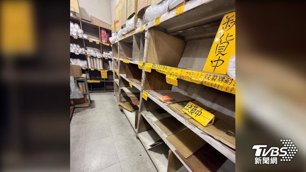 彰化包材店櫃子空空蕩蕩,還擺出缺貨告示。(圖片來源/民眾提供)
