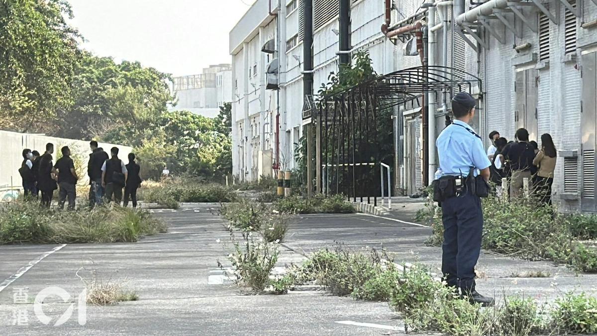 警方封鎖位於將軍澳工業邨駿盈街的《蘋果日報》廠房大樓,並有探員進入廠房內。 (圖/香港01提供)