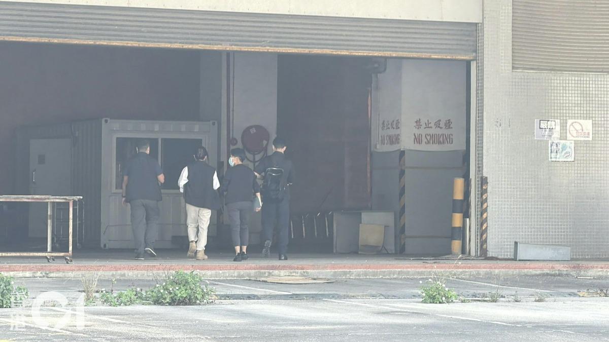 警方封鎖位於將軍澳工業邨駿盈街的《蘋果日報》廠房大樓,並有探員進入廠房內。 (圖/香港01提供)