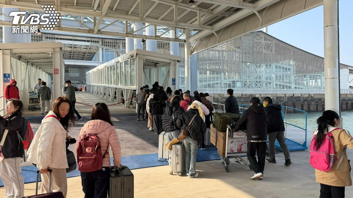 小三通入境金門的旅客人潮。（圖／程子奕攝）