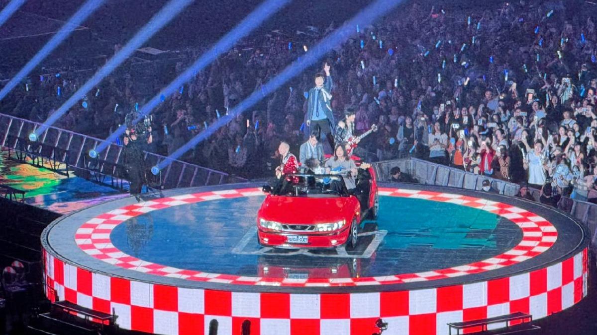 五月天乘坐著舊有的經典開蓬跑車獻唱。（圖／翻攝自微博）