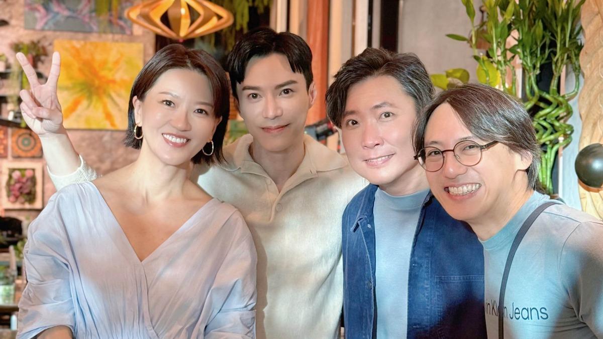 蔡淳佳(左起)、王冠逸、林倛玉和導演蔡於位合力打造〈兩個人間〉MV。(圖/Joi Music / 淳萃文化提供)