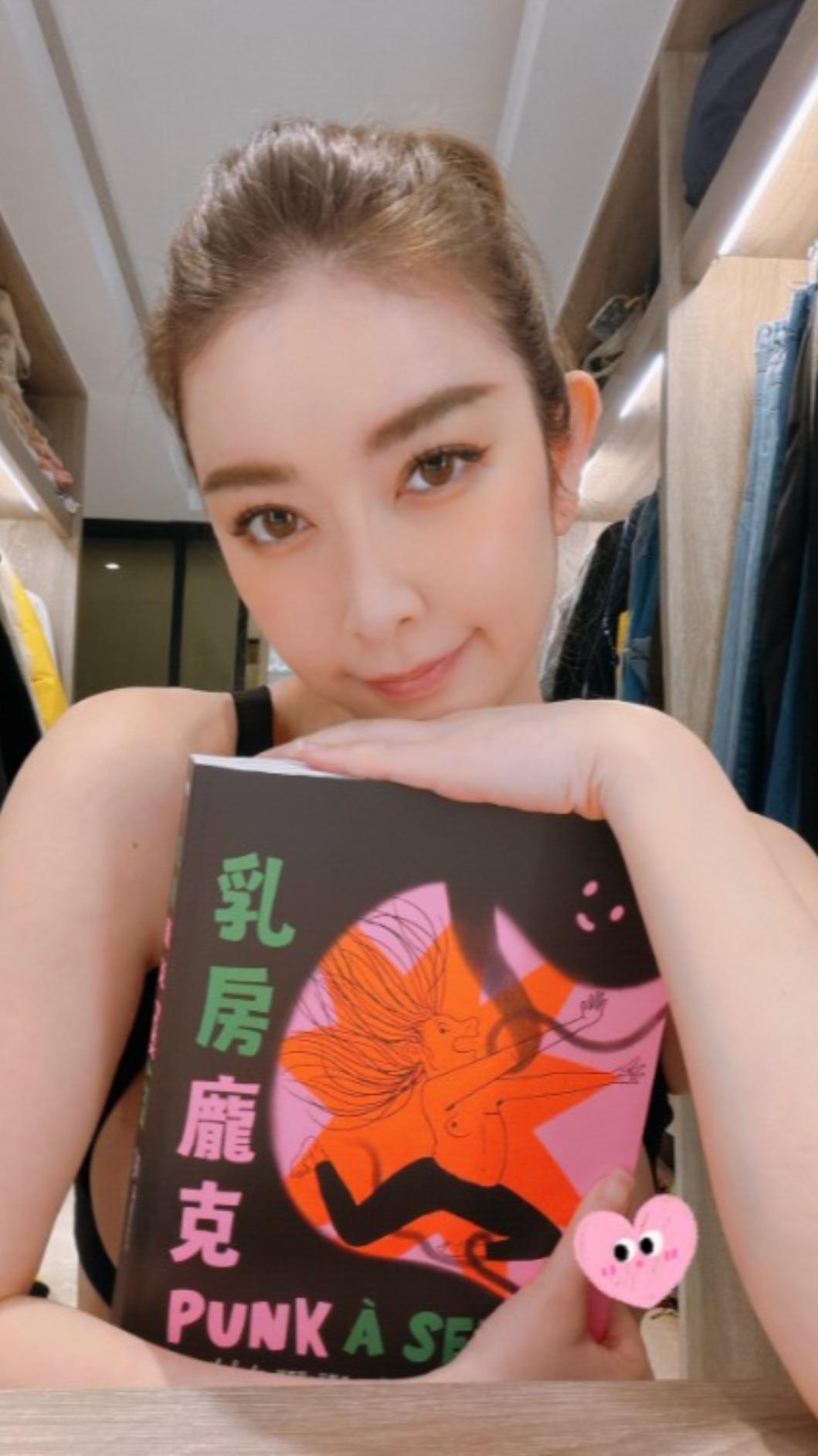 許維恩閱讀好友送的書,忍不住感動落淚。(圖/翻攝自許維恩IG)