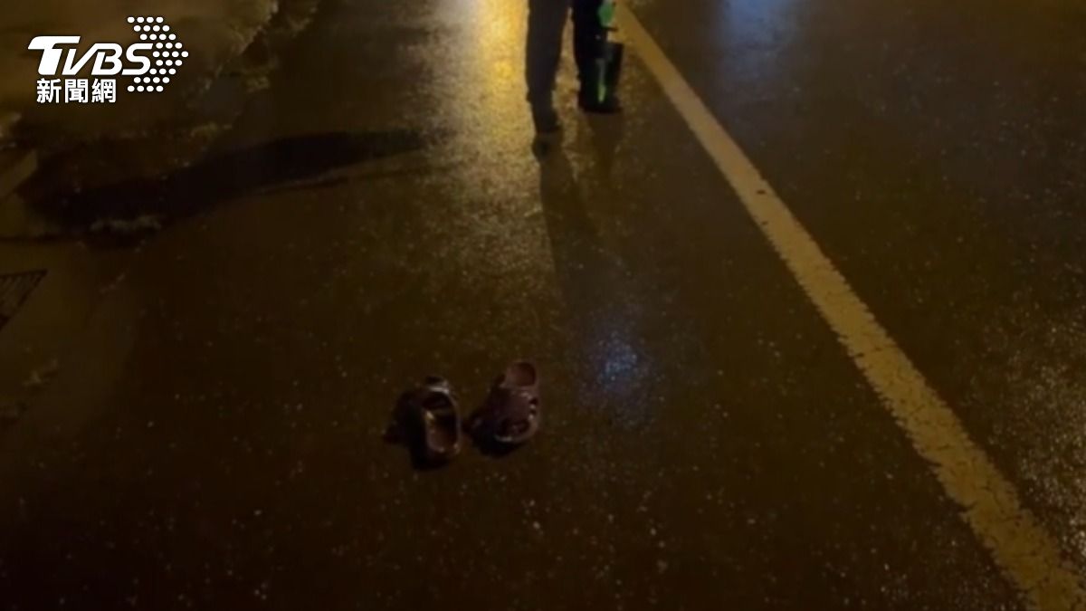 老婦遭轎車撞後,現場遺留鞋子。(圖/TVBS)
