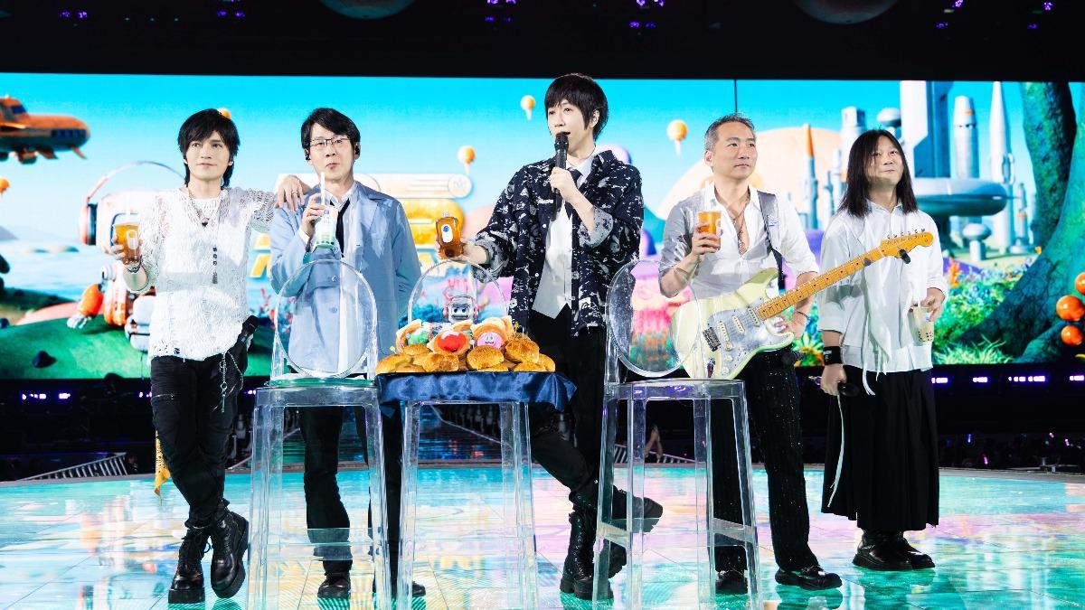 五月天唱一半...歌迷突高舉「周杰倫」應援牌 他傻眼開嗆了