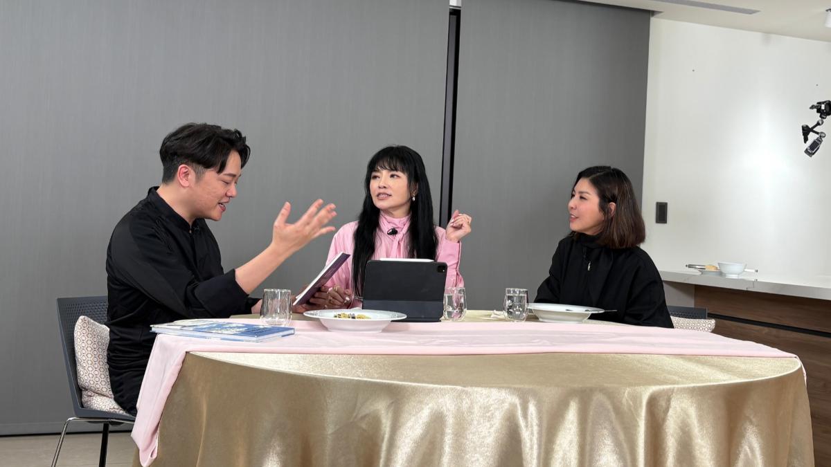 許茹芸（右起）和唐綺陽、索艾克暢談翻譯歷程。（圖／《Yahoo唐綺陽談星私廚》提供）