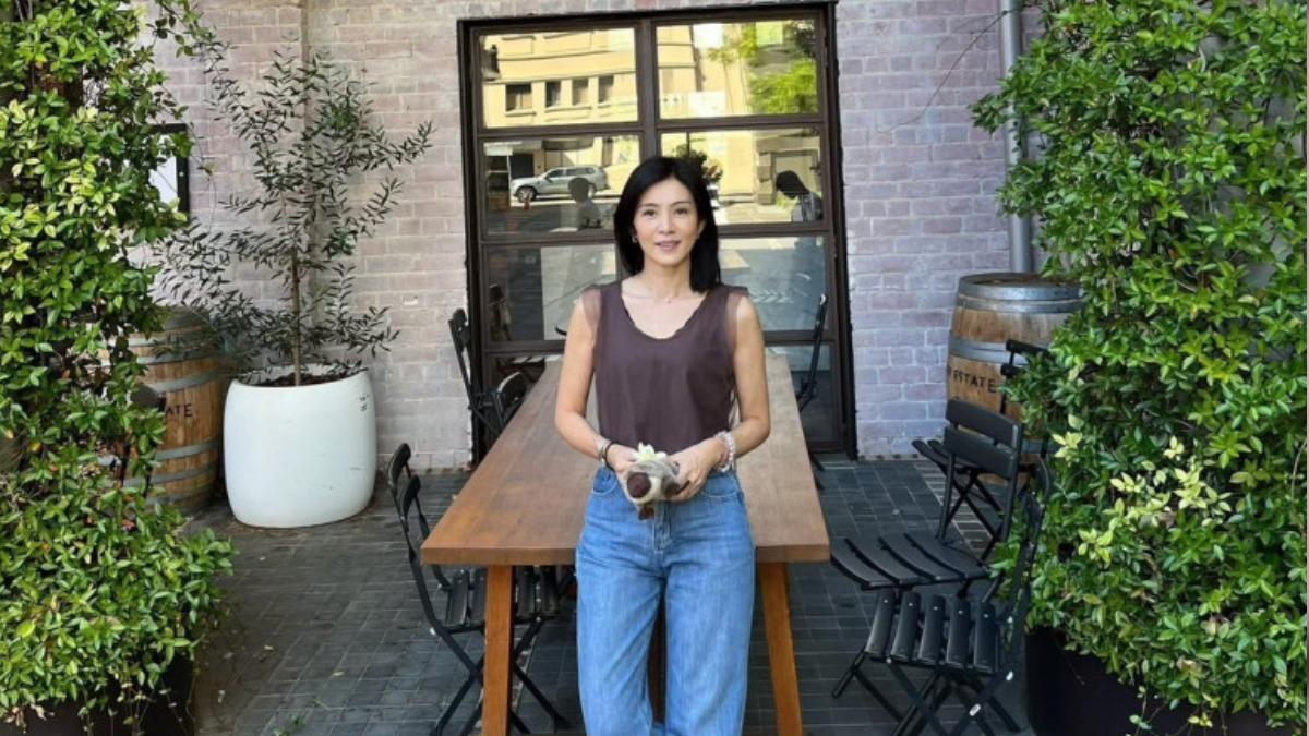 玉女掌門人51歲了!澳洲被拍凍齡美成這樣 雙胞胎帥兒暴風長高