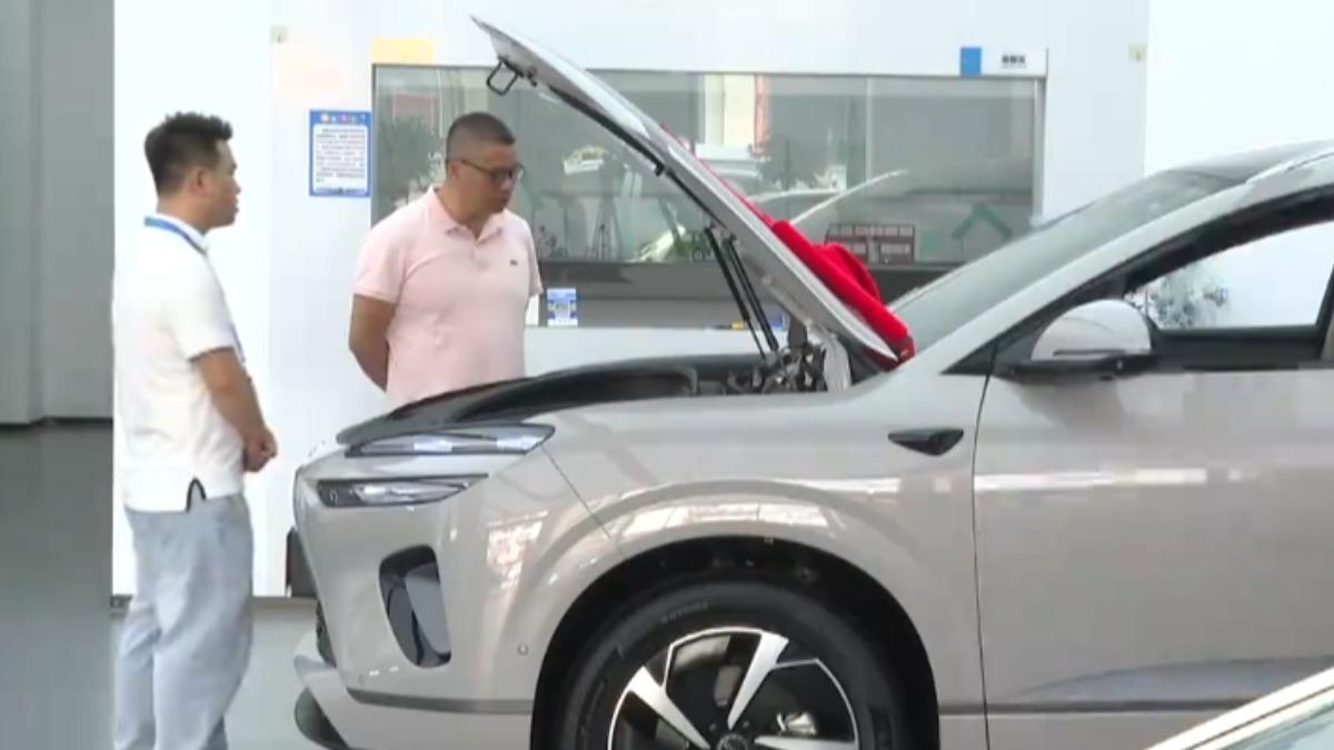 中國大陸今年五度調漲油價，深圳車行表示電動車業績增加3成。（圖／TVB）