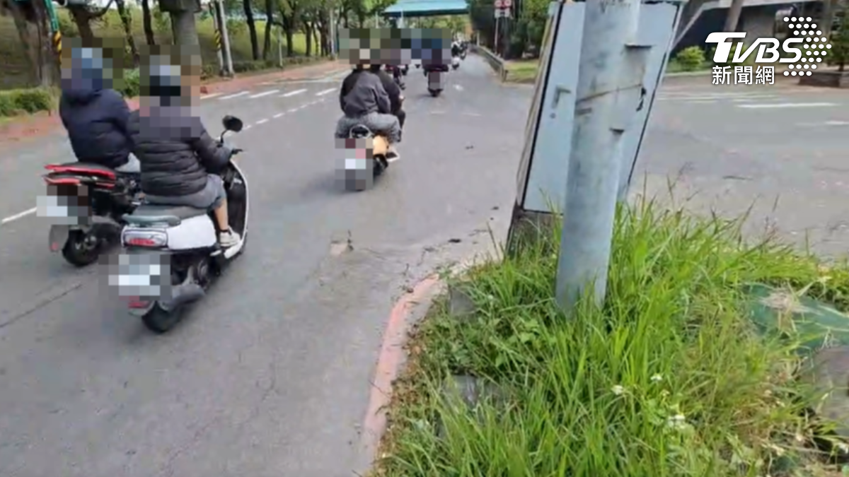 婦人突然緊急煞車,自摔倒地,告前方騎士過失傷害。(圖/TVBS)