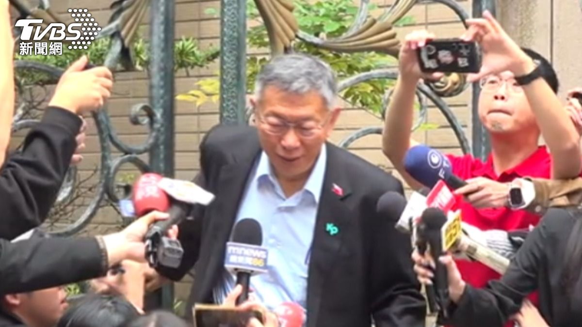 京華城案一審將宣判,柯文哲步出家門神色自若喊上工。(圖/TVBS)