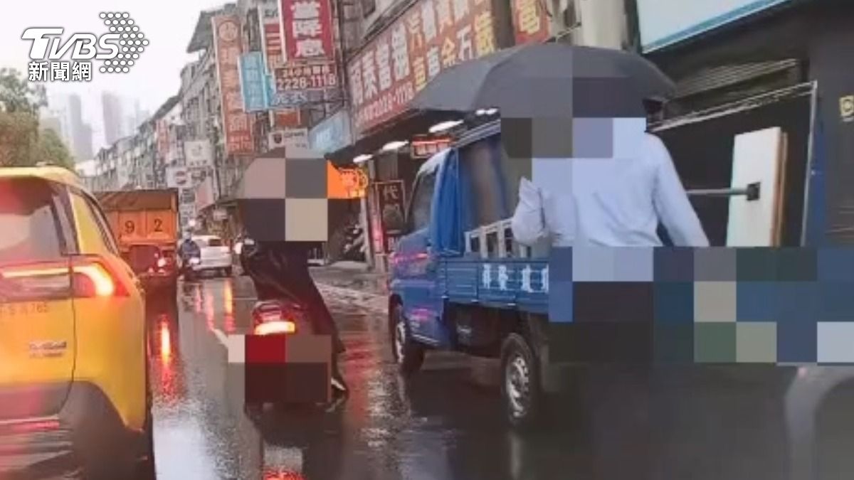 騎士不滿駕駛開車門險害摔車，停車理論遭反嗆，警察1秒抵達。 (圖／TVBS)