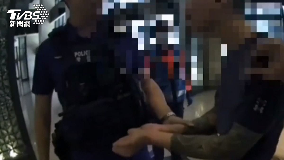 男子伸出雙手準備要給警方上銬,口氣相當大,承認自己打人,因為他瞪我(圖/TVBS)