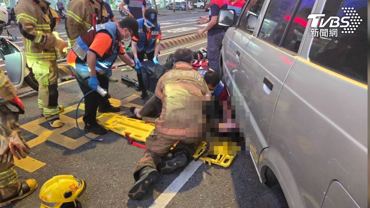 過馬路遭捲輾輪下!台南婦下肢卡死「淒厲哀號」 警消急搶救