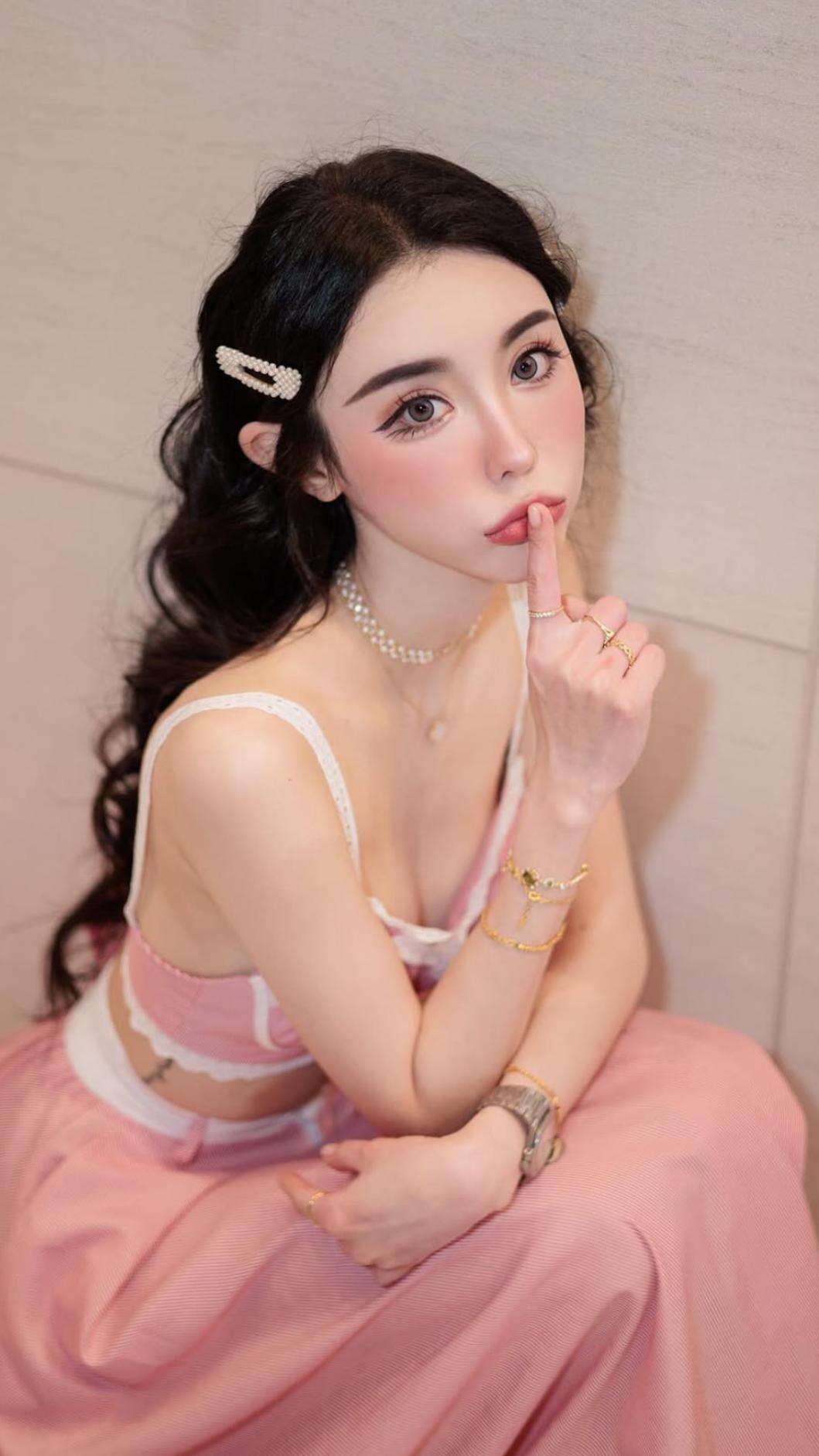 吳蕾自稱「定（訂）製醫美全能魔術變臉王」，去年卻因持毒被警方逮捕。（圖／翻攝自ssssss.sos IG）