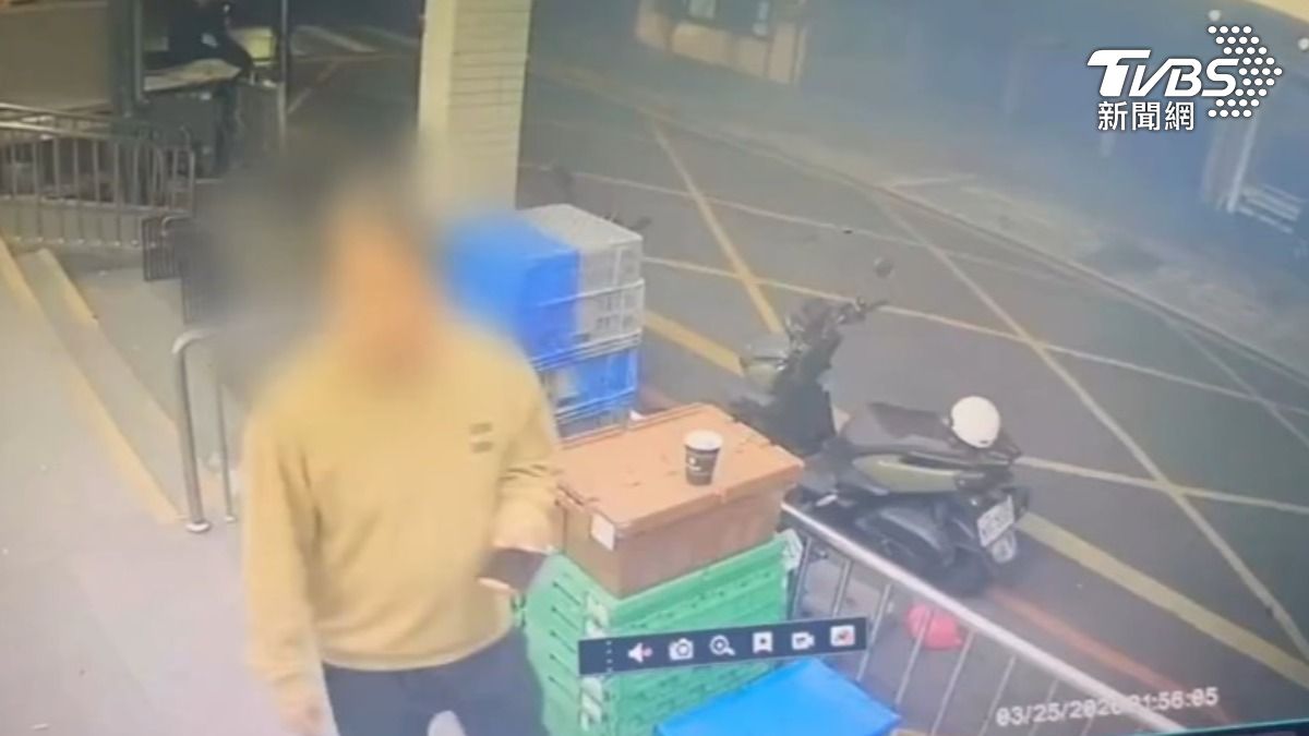 超商領錢,包包放車上遭竊,控黃衣男緊盯機車族。(圖/jkrw5hs_0205 threads )