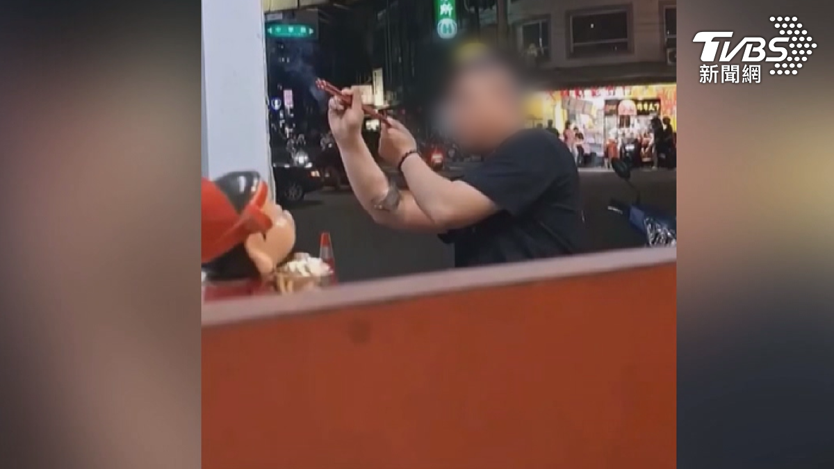 民俗專家說「應該是在幫店家，做一些類似祈福的動作，那這個應該看起來，不像會有傷害性或是危害性。」（圖／翻攝 社會事新聞影音）