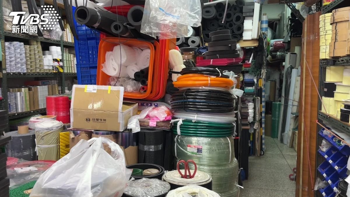 材料行老闆透露，所有塑膠製品都上漲。（圖／TVBS）