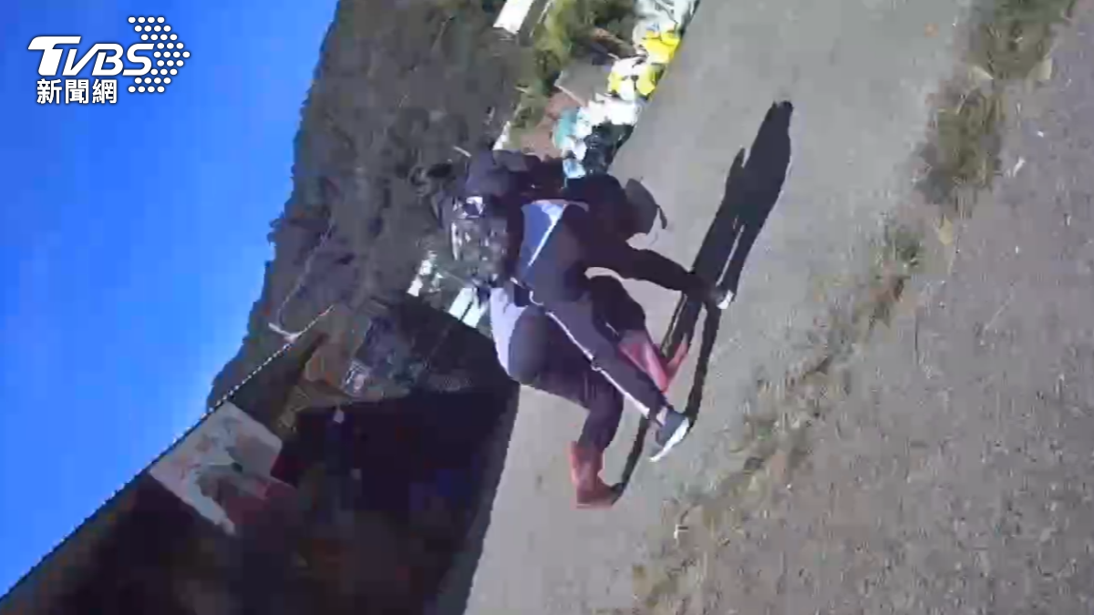 警方日前衝進苗栗山區一處草莓園，將現場員工壓制在地，前來拯救這些遭剝削的移工。（圖／TVBS）