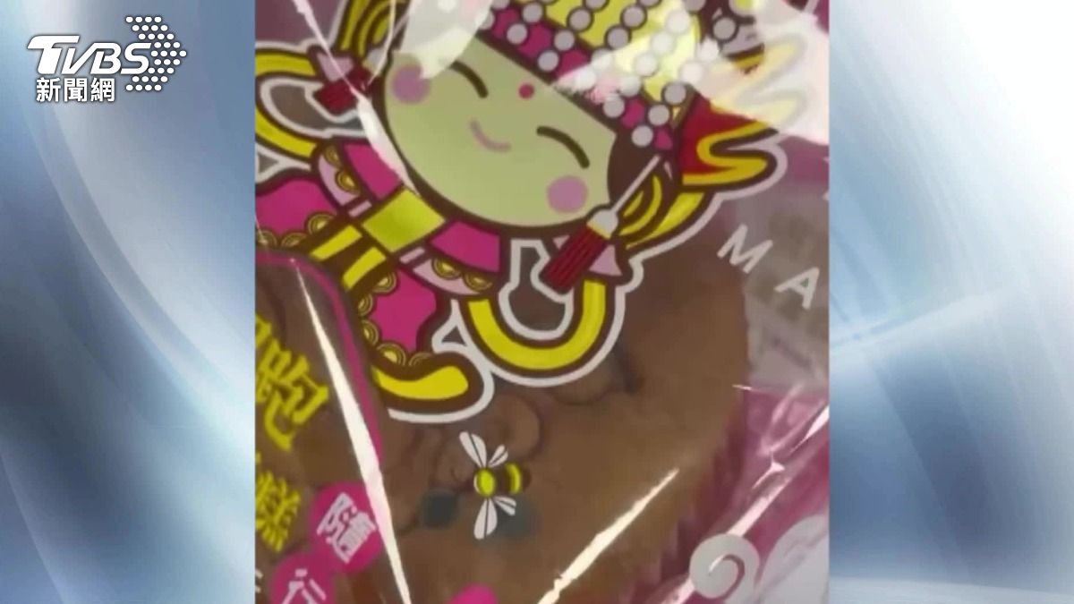 民眾在超商買常溫蜂蜜蛋糕，卻發現有好幾顆小黑點。（圖／TVBS）