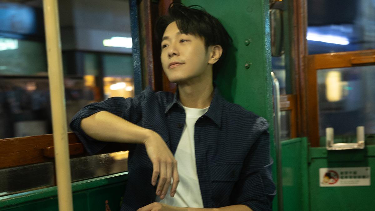 男子在香港叮叮車熱舞全被拍！竟是大咖歌王　毫無顧忌大跳原因曝光